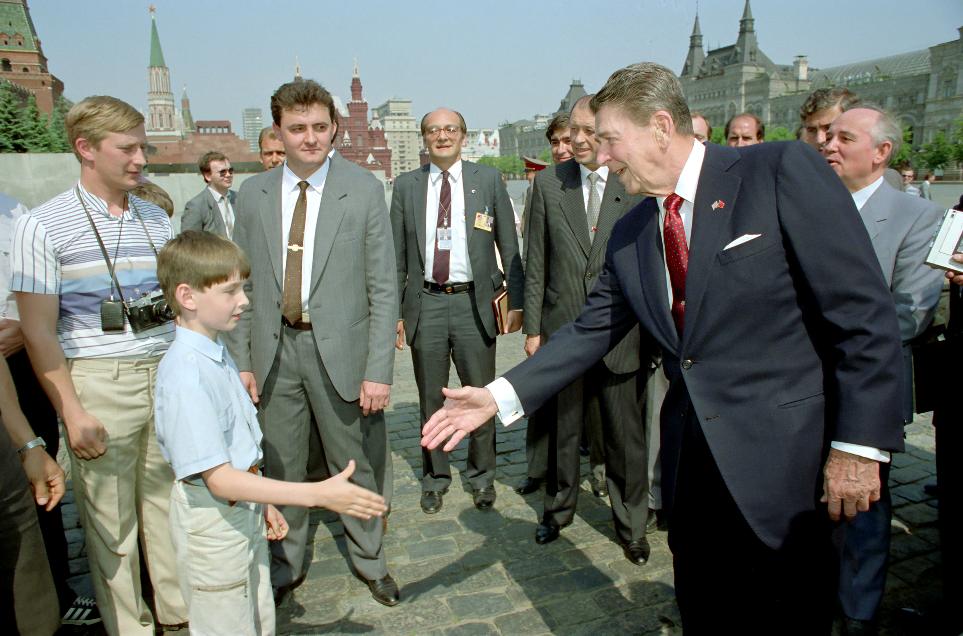 1988年5月31日，列根訪問前蘇聯時，在紅場與當地一名少年握手。（Pete Souza/White House via Getty Images）