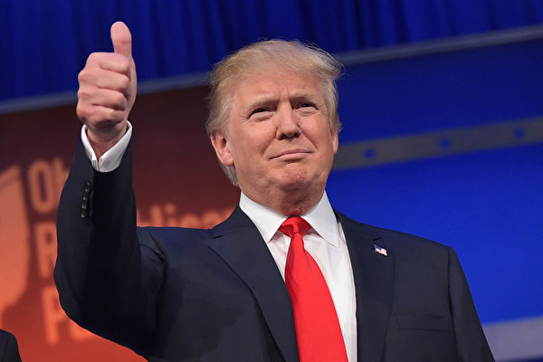 Real estate tycoon Donald Trump flashes the thumbs-up as he arrives on stage for the start of the prime time Republican presidential debate on August 6, 2015 at the Quicken Loans Arena in Cleveland, Ohio. AFP PHOTO/MANDEL NGAN (Photo by Mandel NGAN / AFP) (Photo credit should read MANDEL NGAN/AFP/Getty Images)