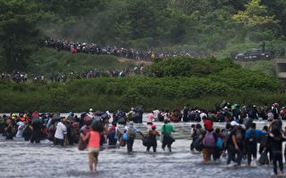 千名大篷车移民开始执行入境墨西哥手续