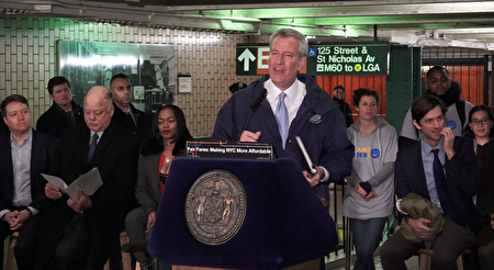 5日市長白思豪和眾多市議員來到上城的地鐵站，慶祝地鐵平價票計畫啟動。