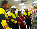 婦人迷路腳痛口齒不清 警買粥送暖協助返家