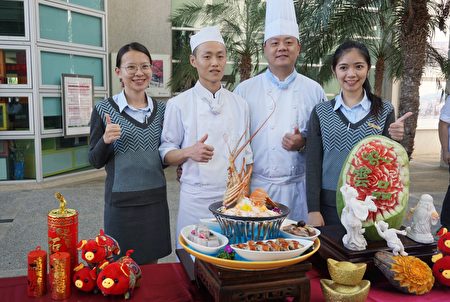 参与活动的饭店业者展示自家的“幸福年菜”。