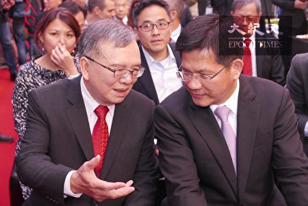 中華電信董事長鄭優（左）與交通部長林佳龍（右）在記者會上交談。