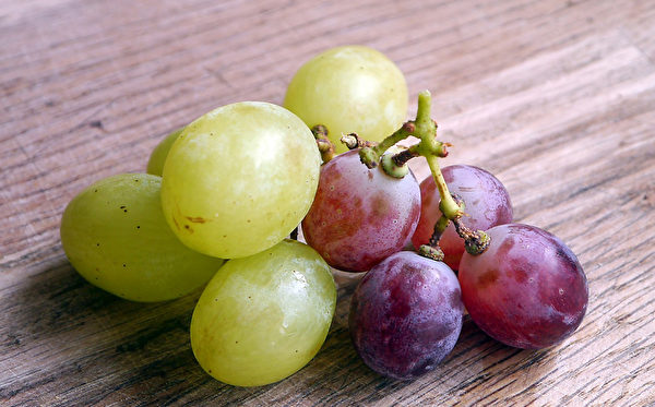 葡萄当中的维生素素B1可以协助糖类代谢，让肠胃蠕动正常，使排便顺畅。
