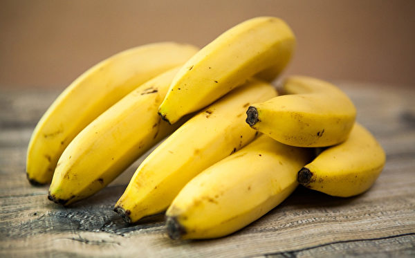 香蕉含豐富的水溶性纖維及少許的脂肪，能潤滑腸道。