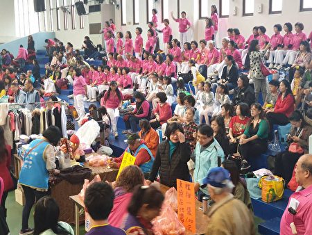 義賣活動在新竹市三民國小彩虹館熱鬧舉行
