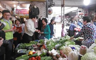 林右昌市场拜年 猪年红包受欢迎