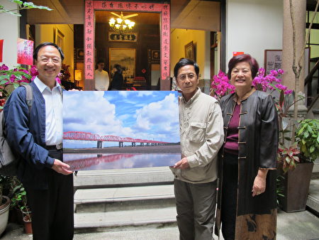魏進福（右二）贈送西螺大橋作品給前行政院長江宜樺