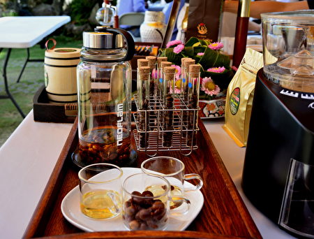 「林品牛樟咖啡」特別為現場來賓沖泡咖啡果香茶，這是採用咖啡果實的果皮製作，口感清甜，果香十足。