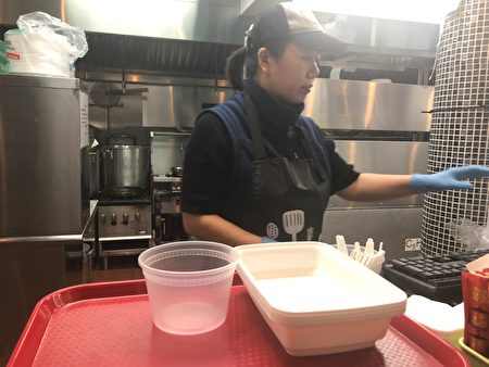 泡沫禁令2019年1月1日起生效。在法拉盛，一些华人餐馆、小吃店已不再使用泡沫餐盒，改用硬胶塑料餐盒或纸质餐盒。