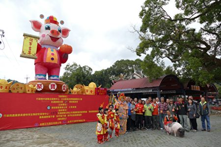 1. 集集鎮公所在600年大樟樹旁舉行「集集鄉土燈會」啟動儀式。