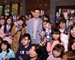 粉丝自办见面会 郑朝方帅气现身诉说从政路