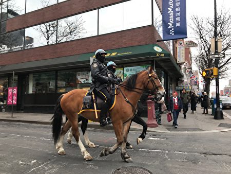  騎警在法拉盛街頭巡邏。