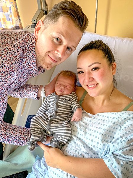 2019年卑詩新年寶寶多米尼克（Dominik Soswa）和疲憊的父母。（Frasher Health提供）