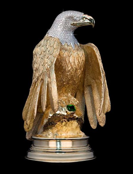 一尊遍體純金、頭部鑲鑽的金鷹雕像。（加通社/Ron Shore）