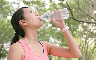 水是最好的飲品 每天喝足量水 她一年減16公斤