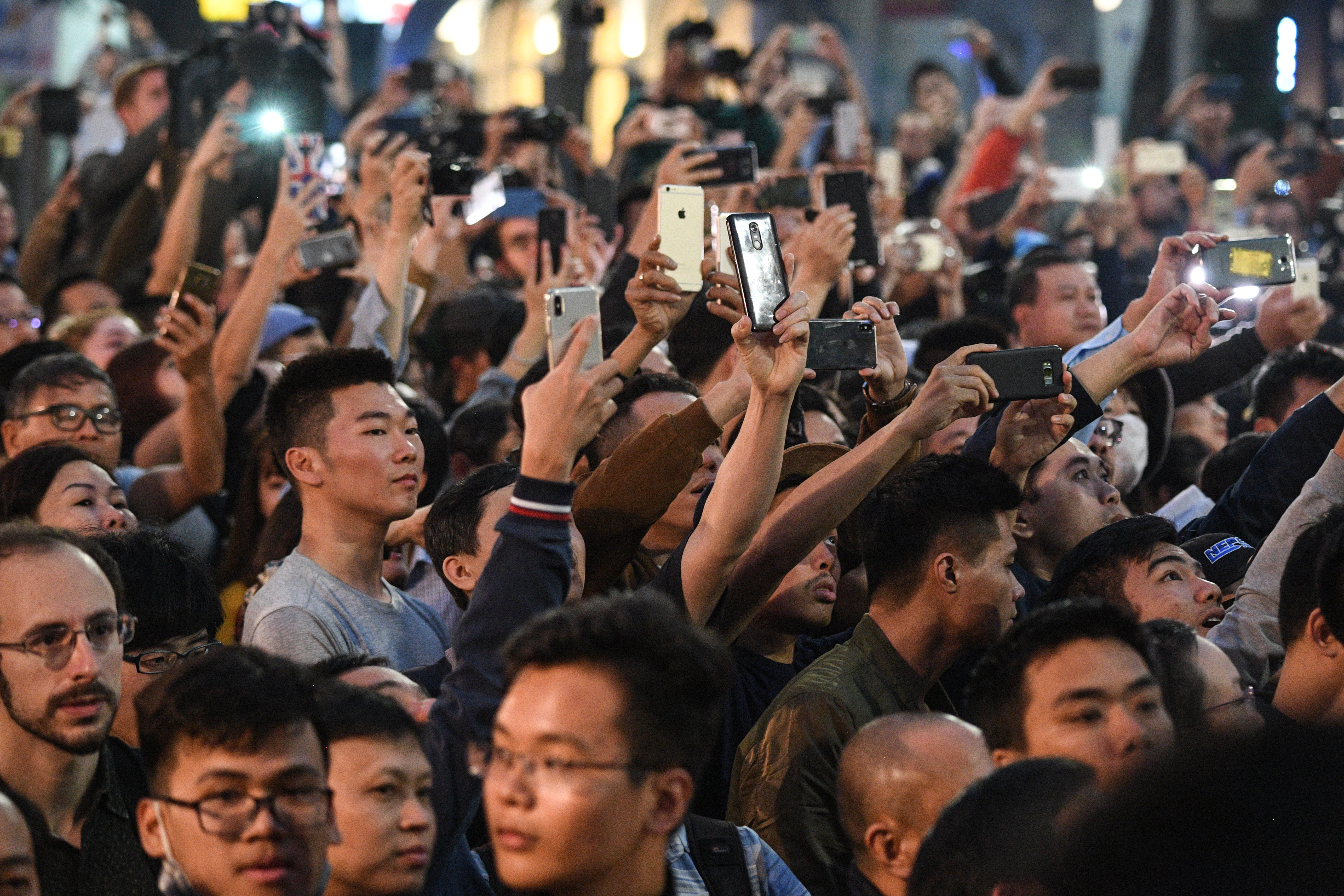 索菲特传奇大都会酒店外面挤满了围观的人。(NOEL CELIS/AFP)