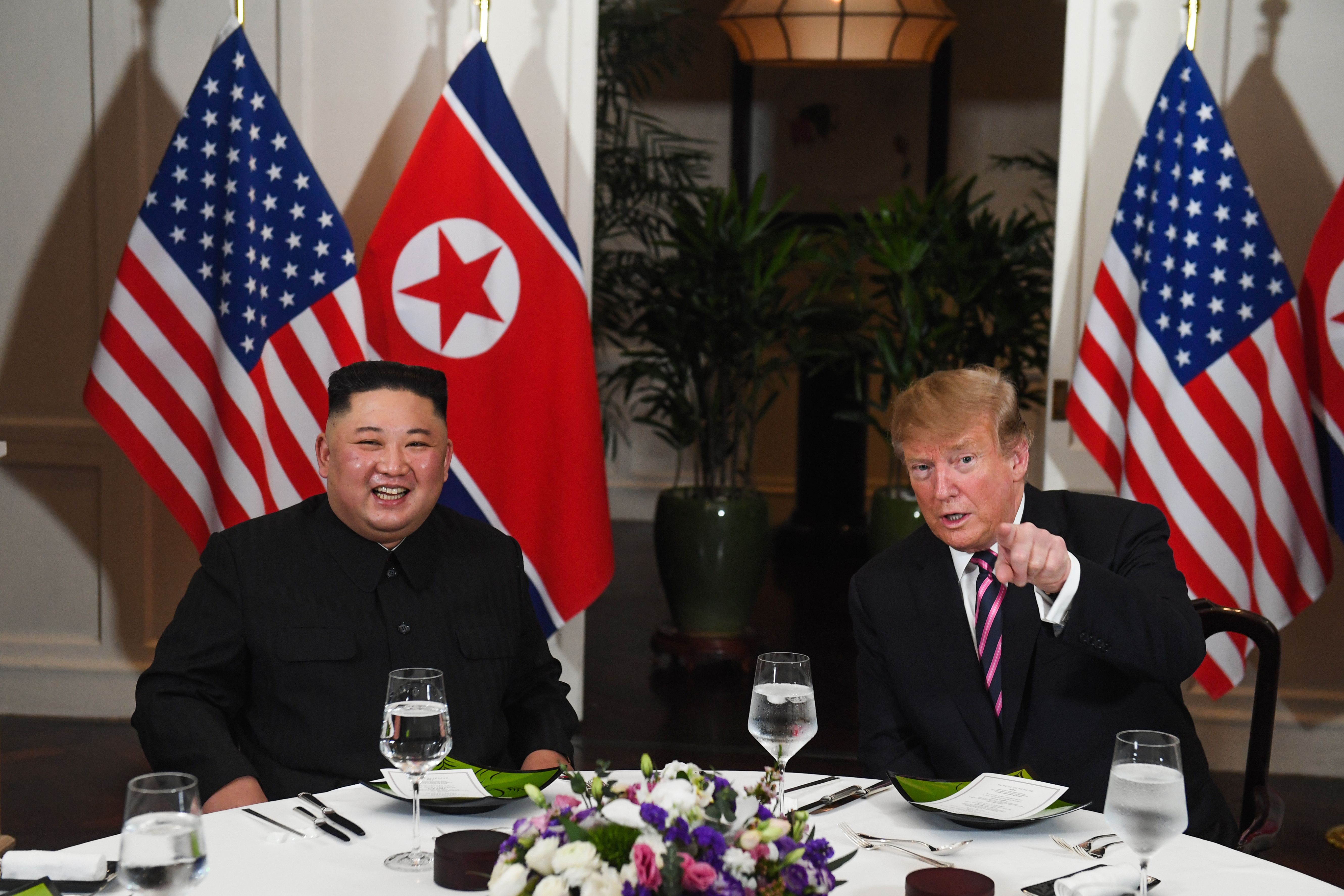 川普和金正恩在周三的社交晚宴上看起来显得轻松友好。(Saul LOEB / AFP)