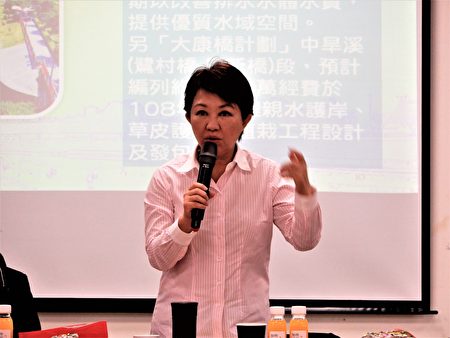 台中市府行动市政会议19日在大里区召开，市长卢秀燕表示，选举时竞选总部设在大里，就是看中大里未来的发展。