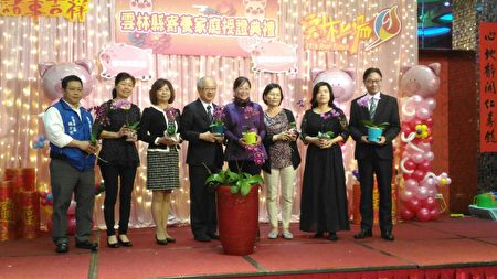 副县长谢淑亚（右四）特别带来兰花送给寄养家庭。
