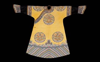 清代緙絲團龍紋袍，美國明尼阿波利斯藝術研究所藏。（公有領域）