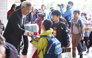 开学首日 竹县警护童安全发放宣导品