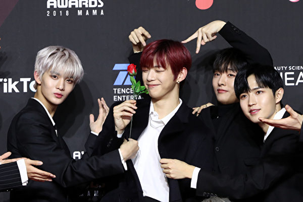 Kang Daniel and other members of Wanna One attend the 2018 MAMA
