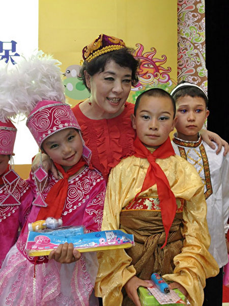 简文秀为新疆儿童献唱