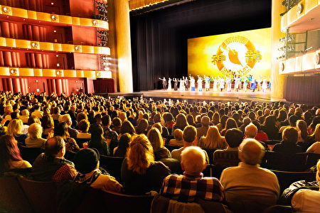 神韵晚会今年1月在林肯中心大卫寇克剧院的演出，连续14场爆满加座。