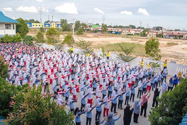 组图：印尼中学 五百师生学炼法轮功