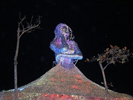 新住民藝術主燈，15米高的燈飾「海之女神」成為大鵬灣新地標之一。