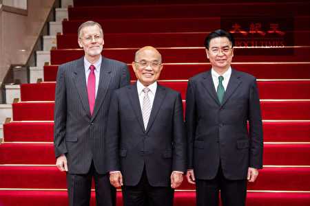 今年是美国的《台湾关系法》签署40周年，行政院长苏贞昌（中）1日在行政院接见美国在台协会（AIT）处长俪英杰（William Brent Christensen）（左）。右为外交部长吴钊燮。