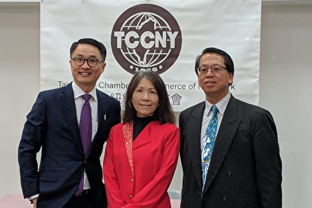 台湾商会总干事张育诚（左）、SBA经济发展专员郭曼丽（中）、台湾商会会长江明信（右）一同合照。