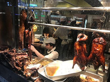 华人过年要有鱼有肉，代表一年丰衣足食。除夕当天，烧腊档的烧鸭、烧鸡、烧肉特别好卖。