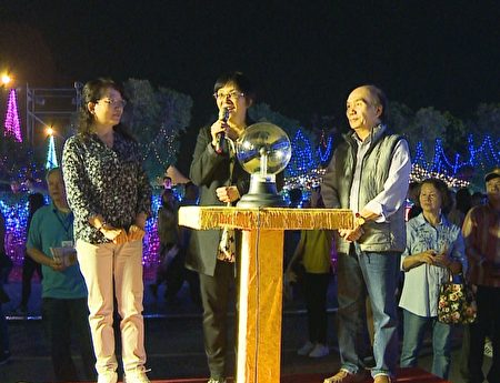 台湾法轮大法学会理事长张锦华（中）希望，法轮大法传统艺术花灯，给大家带来光明的正能量，迎向更健康幸福美好的一年。并邀请全国乡亲及各国游客来法轮功灯区赏灯。