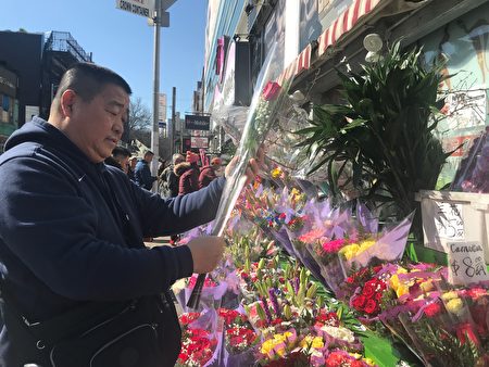 在法拉盛40路花档，一位男士在挑选玫瑰花。