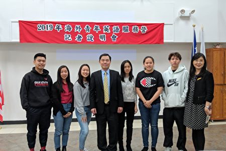 去年志工分享參與「海外華裔青年英語服務營」的心得。從左至右：徐紹詠、李怡妮、張嘉心、黃正杰、葉麗瑩、王心怡、張偉傑、王盈蓉。