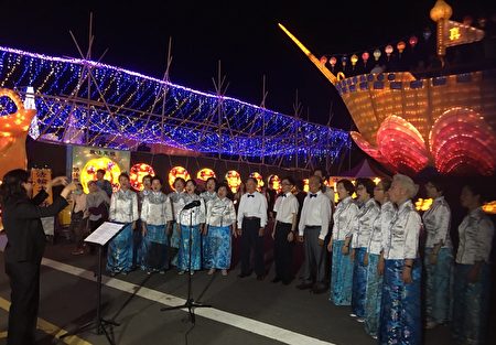 法輪功學員天音合唱團表演。