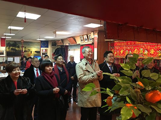吳志中大使（前排右2）於法國華裔互助聯誼會廟堂上香祈福。（駐法國臺北代表處提供）