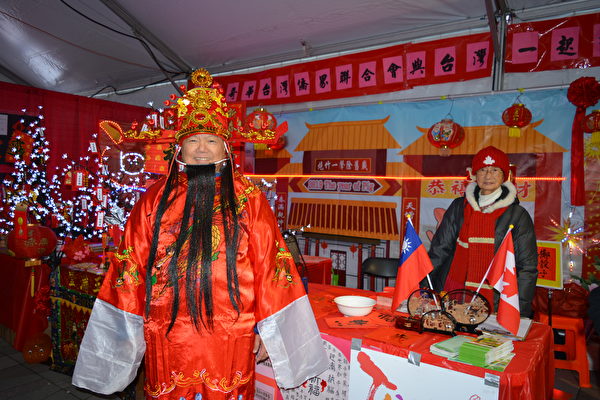 每年的农历新年庆贺活动正在上演，图为温哥华艺术馆前各族裔正在热热闹闹过新年。