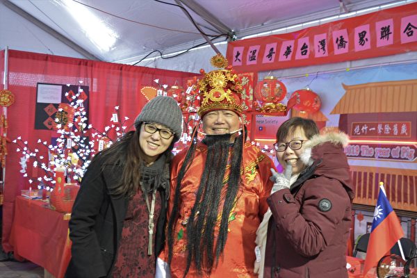 每年的农历新年庆贺活动正在上演，图为温哥华艺术馆前各族裔正在热热闹闹过新年。