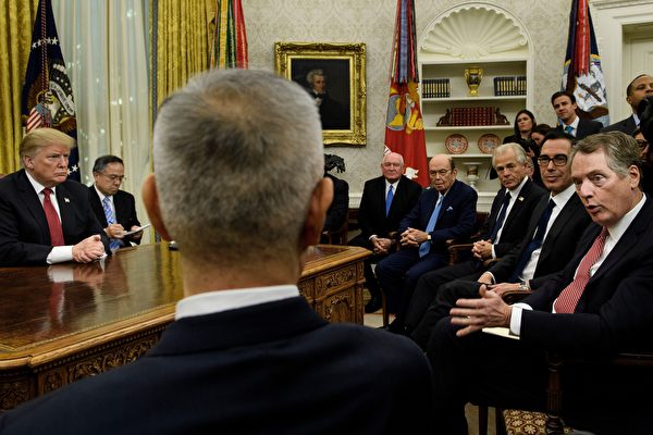 US President Donald Trump (L), China's Vice-Premier Liu He (2L), US Secretary of the Treasury Steven Mnuchin (2R) and others listen while US Trade Representative Robert Lighthizer (R) speaks before a meeting between US and Chinese officials in the Oval Office of the White House January 31, 2019 in Washington, DC. (Photo by Brendan Smialowski / AFP) (Photo credit should read 
