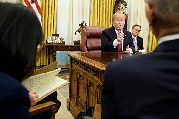 US President Donald Trump (C), China's Vice Premier Liu He (R) and others wait for a meeting between US and Chinese officials in the Oval Office of the White House January 31, 2019 in Washington, DC. (Photo by Brendan Smialowski / AFP) (Photo credit should read BRENDAN SMIALOWSKI/AFP/Getty Images)