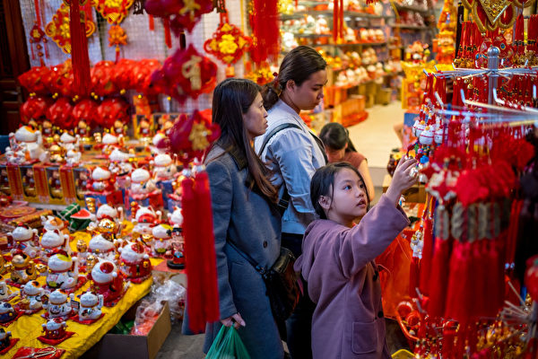 越南河內華人買新年裝飾。（Linh Pham/Getty Images)