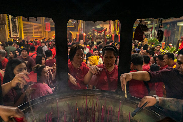 菲律賓馬尼拉華人焚香祈福。（Jes Aznar/Getty Images)