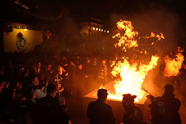 上海民眾在龍華廟焚香祈福。（MATTHEW KNIGHT/AFP/Getty Images)