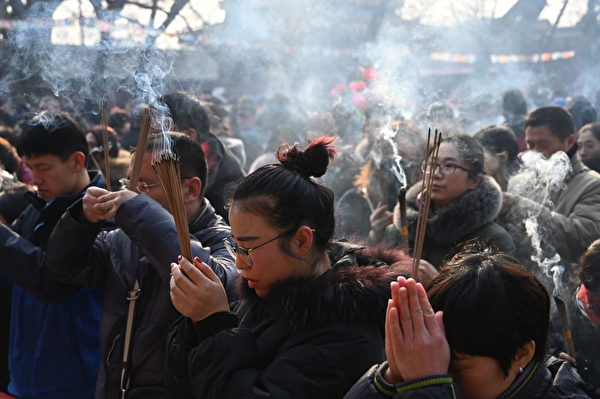 數萬名北京民眾到雍和宮焚香。（GREG BAKER/AFP/Getty Images)