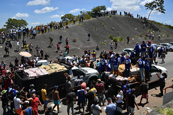 马杜罗阻救援物资入境 暴力冲突致25人丧生