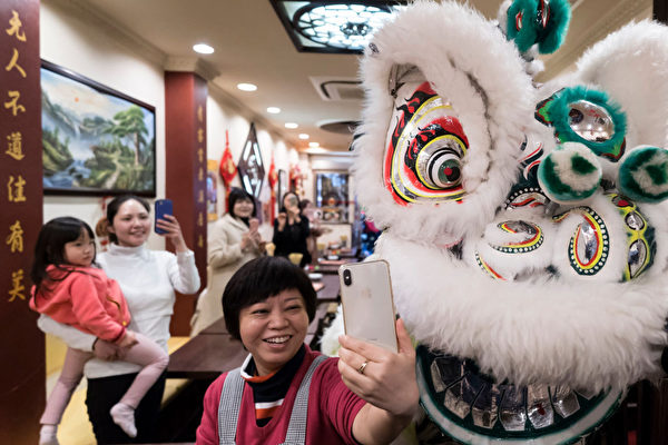 2月5日，日本橫浜市唐人街舞獅子慶新年。（Tomohiro Ohsumi/Getty Images)