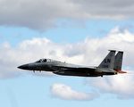 俄Su-27危險逼近美F-15戰機 驚險畫面曝光